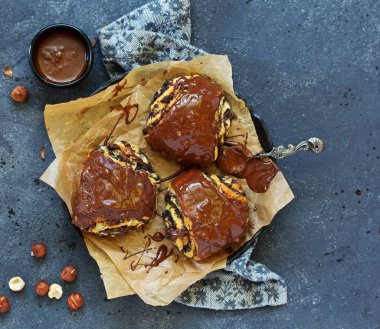 Çikolatalı Brioche, çikolatalı ve haşhaşlı, çikolatalı ekmek, çikolata parçalı rulo,