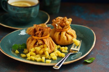 Rus krep elma ve karamel ile doldurulmuş.