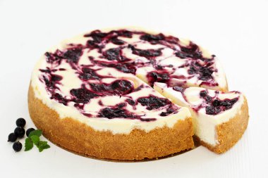 Siyah frenk üzümlü ev yapımı peynirli kek..