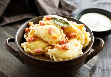 köfte patates soğan ve domuz pastırması sos ile. Varenyky, vareniki, pierogi, pyrohy.