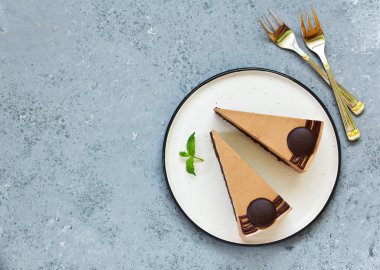 Muzlu çikolatalı peynirli kek. Seçici odak.