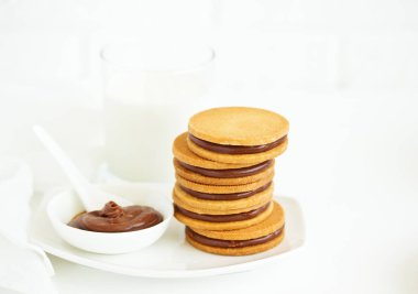 Çikolata dolu bisküviler..