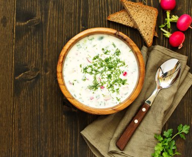 Okroshka. Tahta bir masada salatalık, turp, yumurta ve dereotlu soğuk yoğurt çorbası. Geleneksel Rus mutfağı..