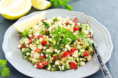 Bulgur 'lu tabut salatası. Doğu mutfağı.