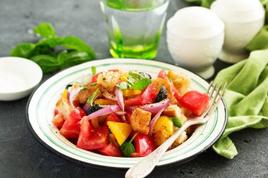 Ekmek ve sebzeli İtalyan salatası veya Panzanella salatası
