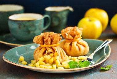 Rus krep elma ve karamel ile doldurulmuş.