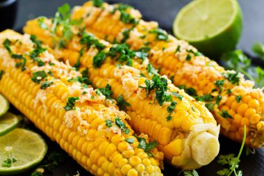 Meksika baharatlı haşlanmış mısır, tereyağı, kişniş.