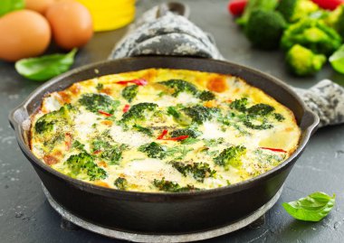 Sebzeli ve brokolili frittata. Yukarıdan bak. Seçici odak.