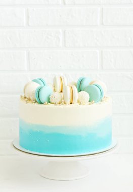 Kurabiyelerle süslenmiş mavi doğum günü pastası.