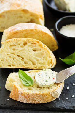 Ekmek hamurunda ev yapımı ekmek.