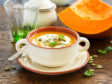 Kabak-havuç çorbası köri püresi.