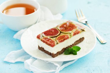 İncirli düşük kalorili cheesecake. seçici odak.