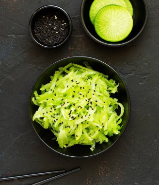 Susam ile yeşil turp salatası