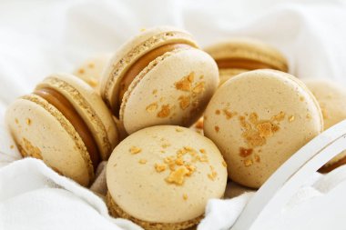 Fransız pasta makaron. Kalp şekli. Sevgililer günü. Seçici odak