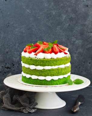 Ispanaklı, kremalı ve çilekli kek. Sevgililer Günü.