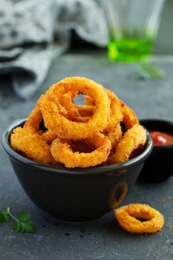 Ev yapımı çıtır çıtır kızarmış soğan halkaları domates sos ile