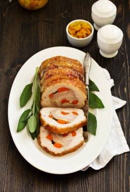 Kızarmış domuz loin havuç ve sarımsak ile doldurulmuş. Festival çanak.