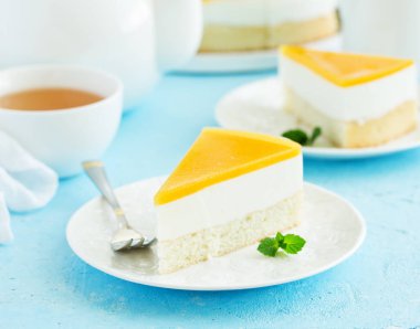 Şeftalili cheesecake. Seçici odak.