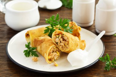 Et dolu ev yapımı krepler. Seçici odak