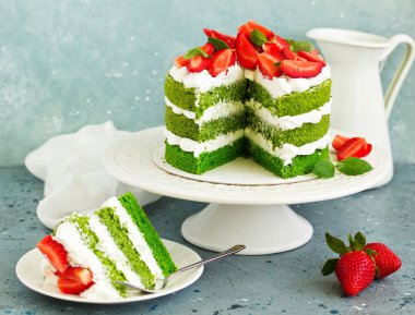 Ispanaklı, kremalı ve çilekli kek. Sevgililer Günü.