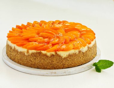 Şeftalili cheesecake. Seçici odak.