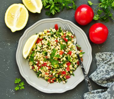 Bulgur 'lu tabut salatası. Doğu mutfağı.