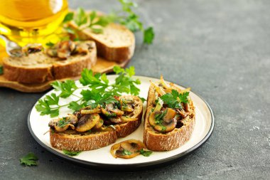 Kızarmış mantarlı, soğanlı ve maydanozlu.