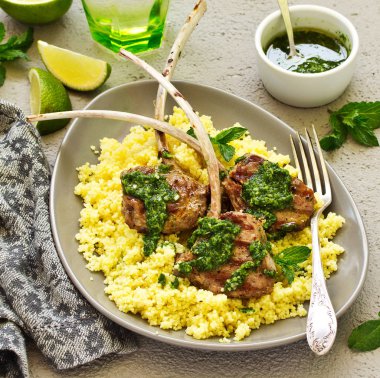 Kuzu pirzolası nane-sarımsak sosu ve kuskus ile kemik üzerinde.