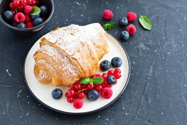 Lezzetli kahvaltı taze kruvasanlar ve olgun çilek ile