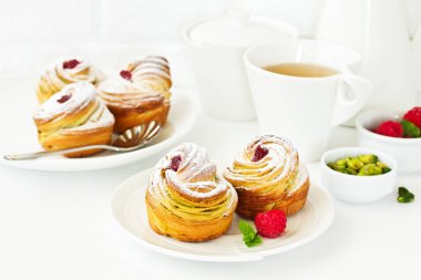 puf böreği ile antep fıstığı ve ahududu.