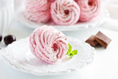 Tabakta ev yapımı elma şekerlemesi..