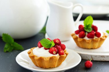 Kremalı yaban çilekli turtalar. Lezzetli yaz meyveli mini tartlar.