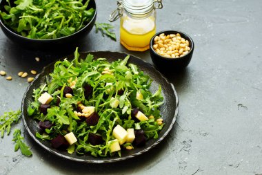 Roka, pancar ve peynir, taze salata.