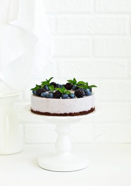 Böğürtlenli ve böğürtlenli, fırınlanmamış peynirli kek..