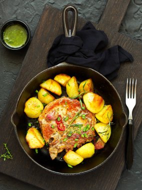 Kızarmış domuz eti biftek sebze ve patates ile.