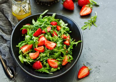 Roka, çilek ve badem ile taze salata. Seçici odak.