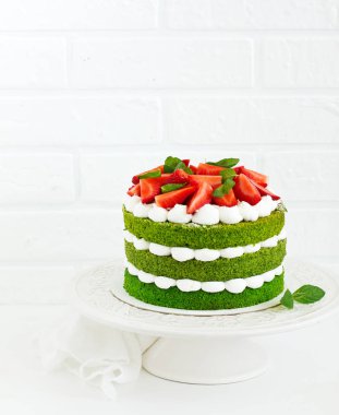 Ispanaklı, kremalı ve çilekli kek. Sevgililer Günü.