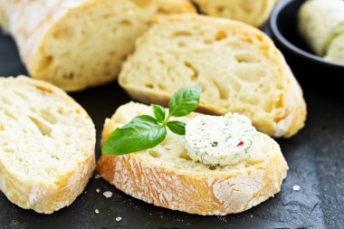 Ekmek hamurunda ev yapımı ekmek.