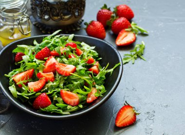 Roka, çilek ve badem ile taze salata. Seçici odak.