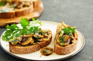 Kızarmış mantarlı, soğanlı ve maydanozlu.