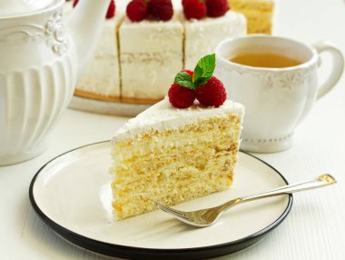 Ahududu ve kremalı pasta. Seçici odak.