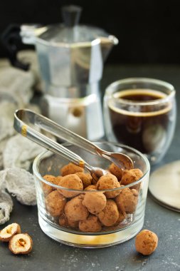 Çikolata kaplı fındıklar. Ev yapımı tatlılar..