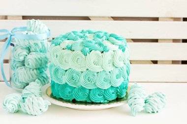 Ev yapımı kekler ve hatmi masada.