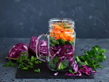 Salata, kırmızı lahana, havuç ve yeşillik bir kavanoza. sağlıklı beslenme. Seçici odak.