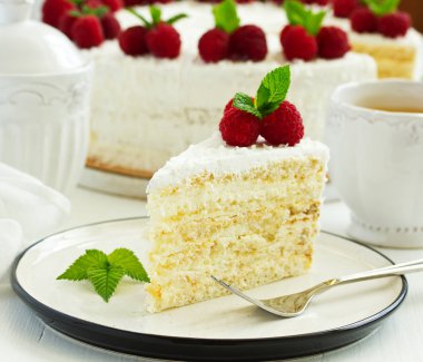 Ahududu ve kremalı pasta. Seçici odak.