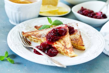 Kiraz soslu Fransız tostu..