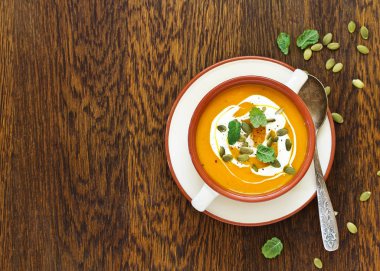 Kabak-havuç çorbası köri püresi.