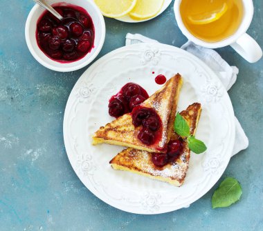 Kiraz soslu Fransız tostu..