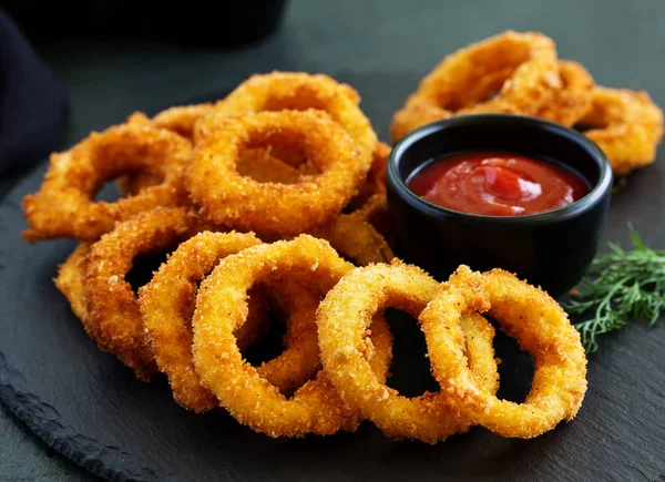 Zelfgemaakte Krokante Gefrituurde Uienringen Met Tomatensaus — Stockfoto