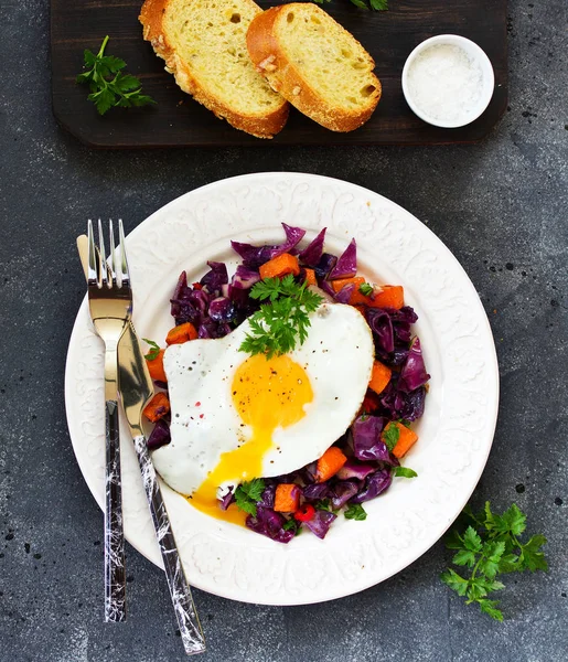 Fried Eggs Warm Salad Red Cabbage Pumpkin — Stock Photo, Image